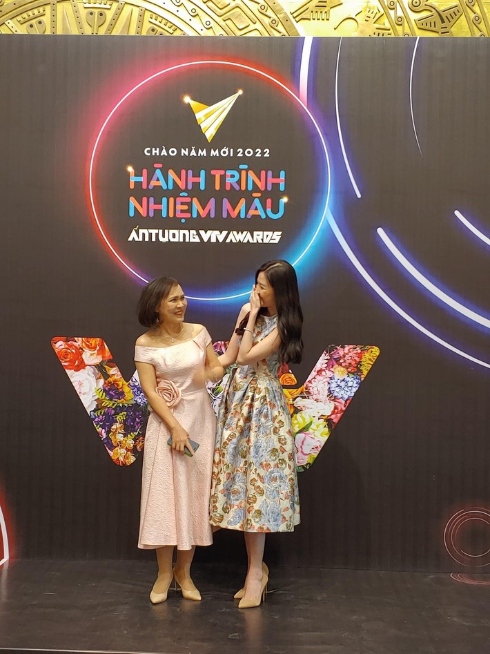 Thảm đỏ VTV Awards 2021: Mạnh Trường, Thanh Sơn lẻ bóng, Bảo Thanh như công chúa, bé Hoa Thương ngày nắng về quá xinh - Ảnh 8.