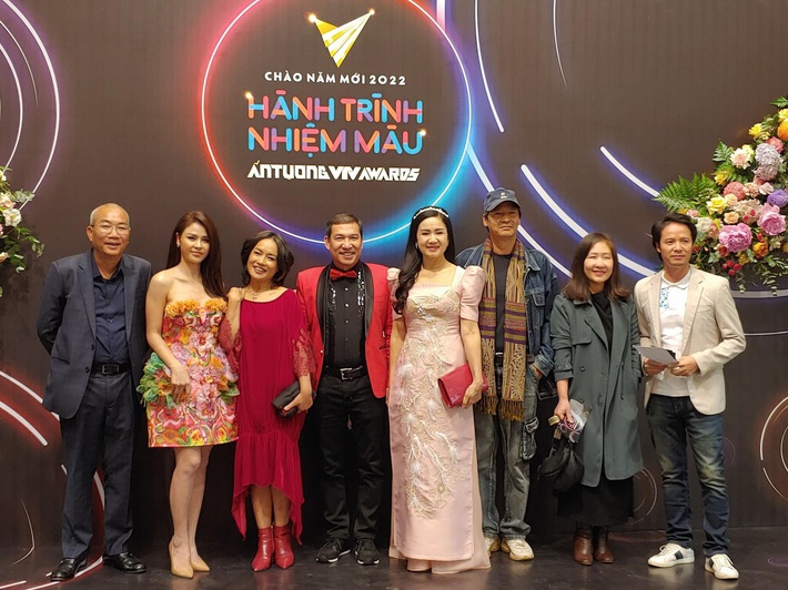 Thảm đỏ VTV Awards 2021: Mạnh Trường, Thanh Sơn lẻ bóng, Bảo Thanh như công chúa, bé Hoa Thương ngày nắng về quá xinh - Ảnh 2.
