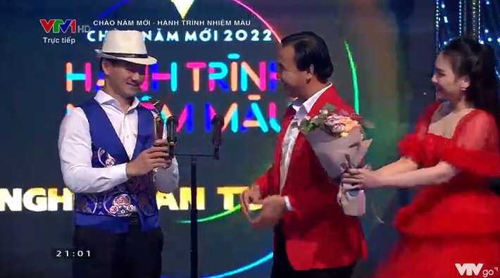 VTV Awards 2021: Bùng nổ khoảnh khắc Mạnh Trường - Hồng Đăng khoe visual, chăm chú theo dõi NSƯT Xuân Bắc giành giải - Ảnh 1.