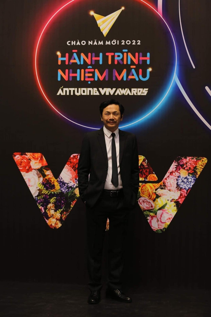 Thảm đỏ VTV Awards 2021: Mạnh Trường, Thanh Sơn lẻ bóng, Bảo Thanh như công chúa, bé Hoa Thương ngày nắng về quá xinh - Ảnh 10.