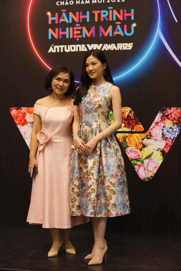 Thảm đỏ VTV Awards 2021: Mạnh Trường, Thanh Sơn lẻ bóng, Bảo Thanh như công chúa, bé Hoa Thương ngày nắng về quá xinh - Ảnh 9.
