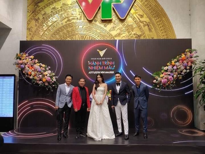 VTV Awards 2021: Bùng nổ khoảnh khắc Mạnh Trường - Hồng Đăng khoe visual, chăm chú theo dõi NSƯT Xuân Bắc giành giải - Ảnh 3.