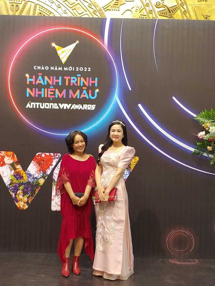 Thảm đỏ VTV Awards 2021: Mạnh Trường, Thanh Sơn lẻ bóng, Bảo Thanh như công chúa, bé Hoa Thương ngày nắng về quá xinh - Ảnh 6.