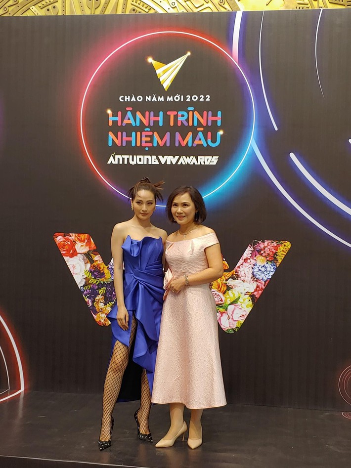 Thảm đỏ VTV Awards 2021: Mạnh Trường, Thanh Sơn lẻ bóng, Bảo Thanh như công chúa, bé Hoa Thương ngày nắng về quá xinh - Ảnh 7.