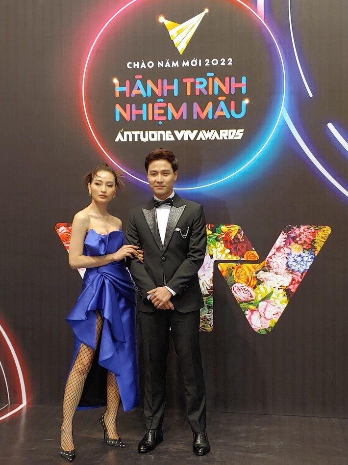 Thảm đỏ VTV Awards 2021: Mạnh Trường, Thanh Sơn lẻ bóng, Bảo Thanh như công chúa, bé Hoa Thương ngày nắng về quá xinh - Ảnh 3.