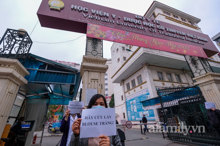 Hàng trăm nhân viên y tế ở Hà Nội xuống đường kêu cứu vì bị nợ lương: 