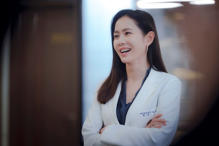 Son Ye Jin xinh như nữ thần trong tạo hình bác sĩ da liễu, lại tiếp tục làm tiểu thư nhà tài phiệt - Ảnh 4.