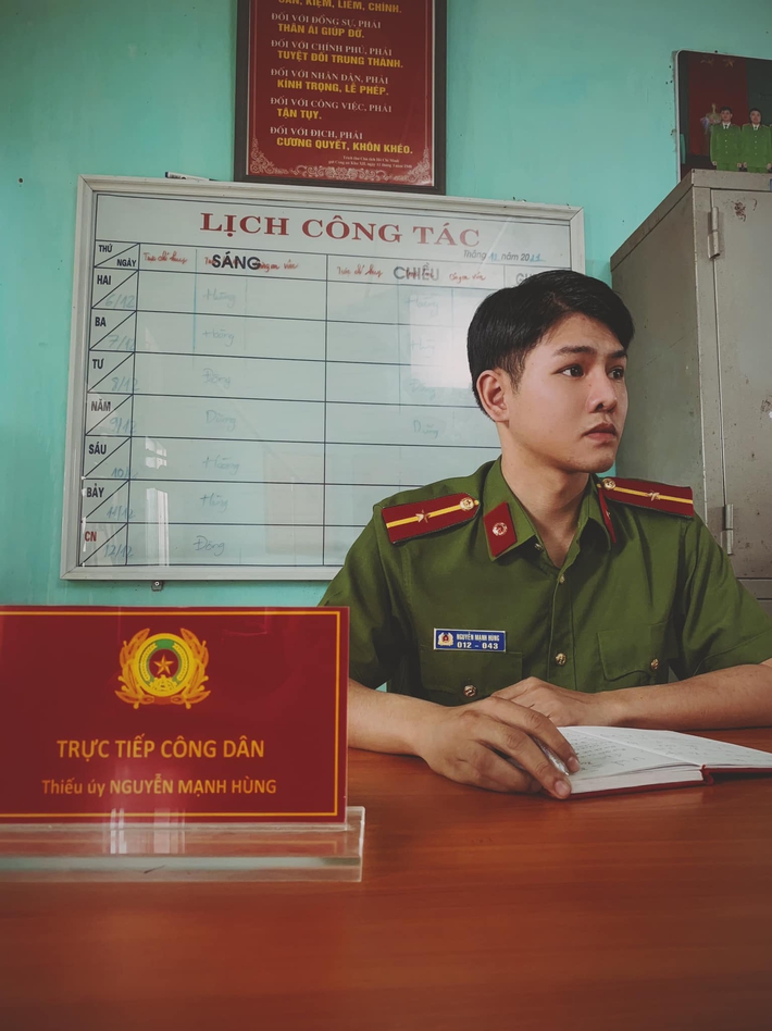 Phố trong làng: Lộ danh tính chàng thiếu úy thứ 2 bên cạnh con trai cố NSND Hoàng Dũng - Ảnh 3.