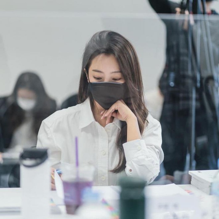 Mỹ nhân U50 Kim Hee Sun rạng rỡ trong buổi đọc kịch bản đầu tiên - Ảnh 4.