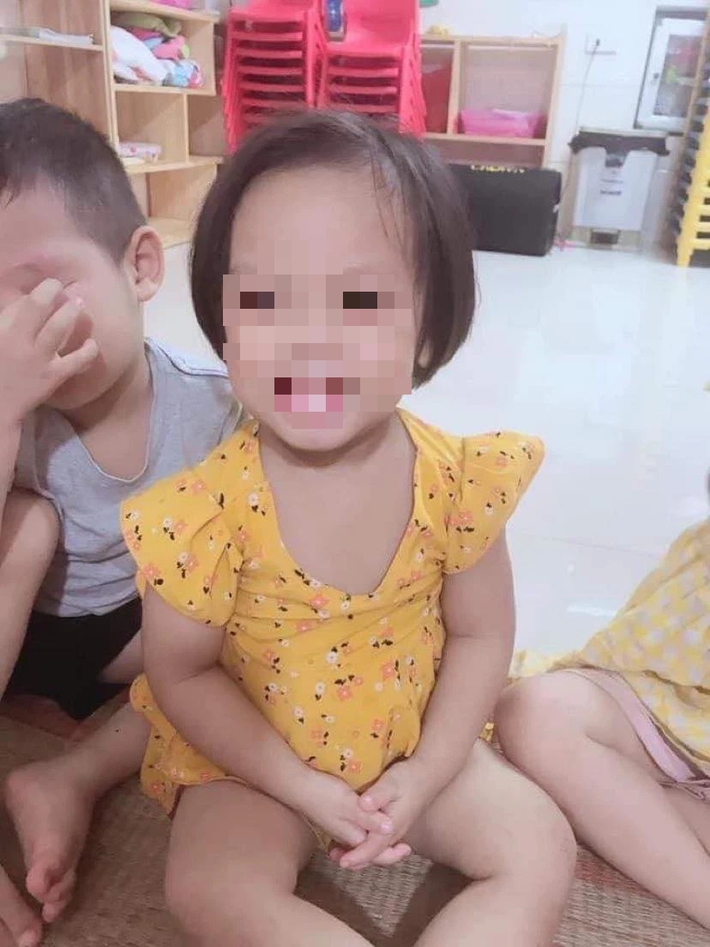 Bé gái 3 tuổi nghi bị bạo hành ở Hà Nội: Tạm giữ người mẹ và tình nhân - Ảnh 1.