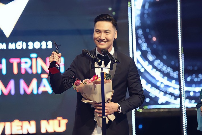 Bị vợ hỏi sao không hôn Mạnh Trường ở VTV Awards, Hồng Đăng tuyên bố: 