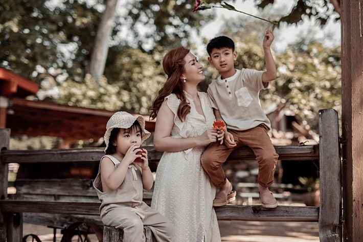 Showbiz Việt có 1 bà mẹ đơn thân: Từng dính scandal ảnh nóng chấn động nhưng cách nuôi dạy con kiên cường thì quá nể phục - Ảnh 3.