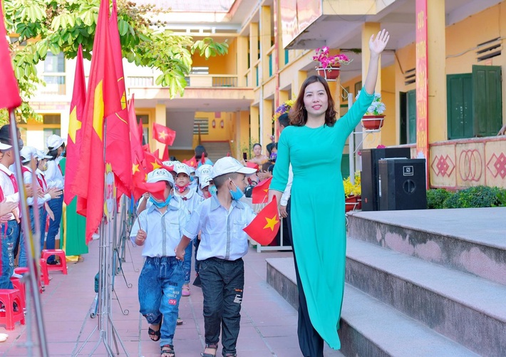 Canh giao thừa để chúc mừng thầy giáo năm mới, thầy đáp lại 1 câu, nam sinh vừa tiu nghỉu vừa không nhịn được cười: Thầy 