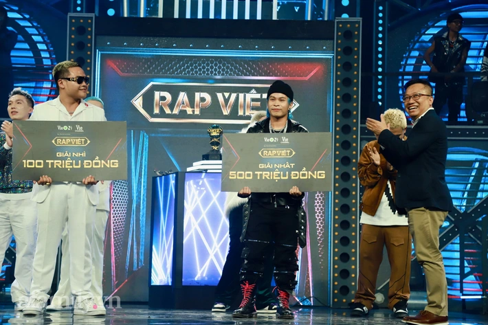 Chung kết Rap Việt: Vượt mặt  Blacka, học trò Karik - Seachains xuất sắc trở thành Quán quân - Ảnh 1.
