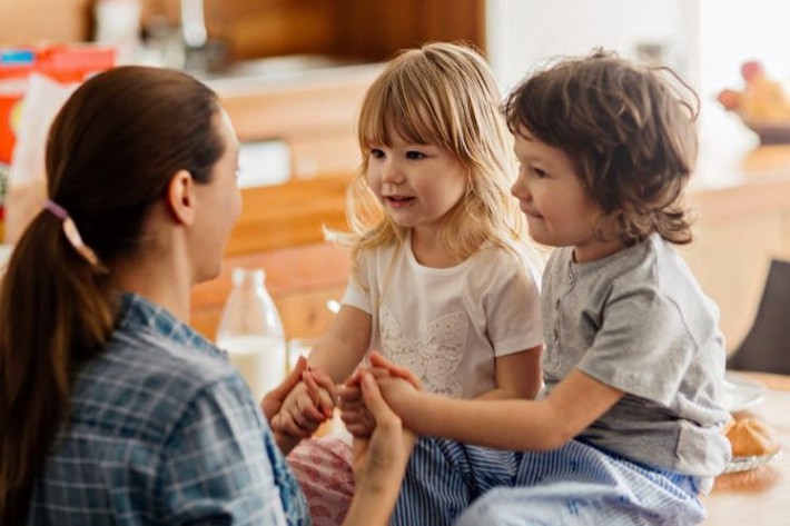 Trẻ bướng bỉnh, nóng nảy, khủng hoảng tuổi lên 2, bố mẹ áp dụng ngay “3 cho” thay vì mắng mỏ hay đánh đập - Ảnh 2.