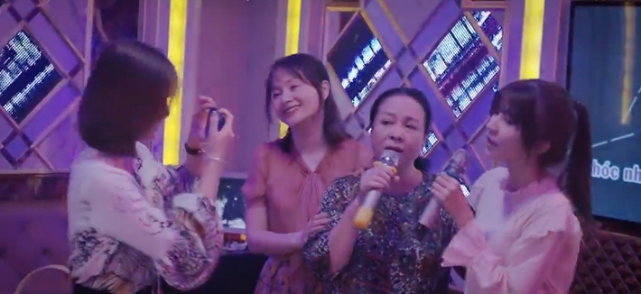 Thương ngày nắng về: Ứa nước mắt với cảnh bà Nga cùng 3 con gái hát karaoke, ca khúc 