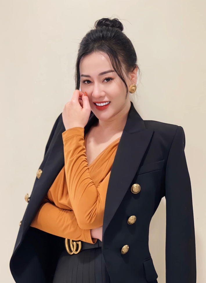 Phương Oanh hé lộ ảnh đi quay cùng Mạnh Trường nhưng lại đăng status đầy ẩn ý nói về chuyện bị vùi dập - Ảnh 1.