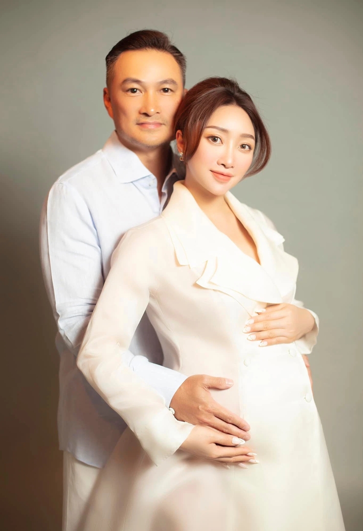 Mới sinh được 1 tuần, vợ Chi Bảo đã xuất hiện lộ nhan sắc 
