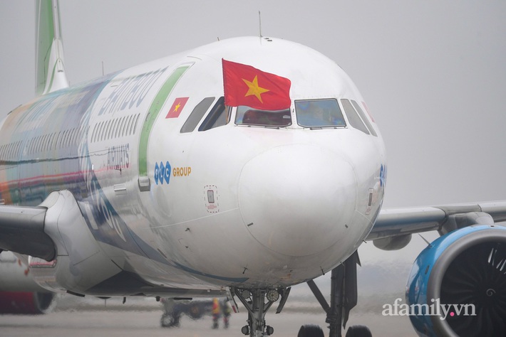 Người hâm mộ đội mưa rét lên sân bay đón đội tuyển nữ Việt Nam: 