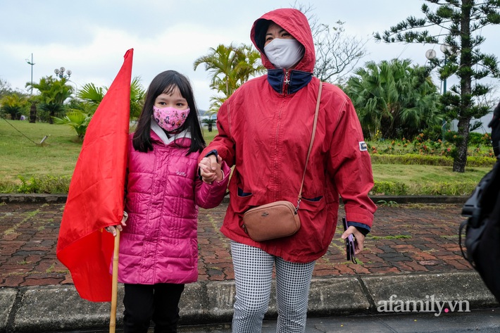 Người hâm mộ đội mưa rét lên sân bay đón đội tuyển nữ Việt Nam: 