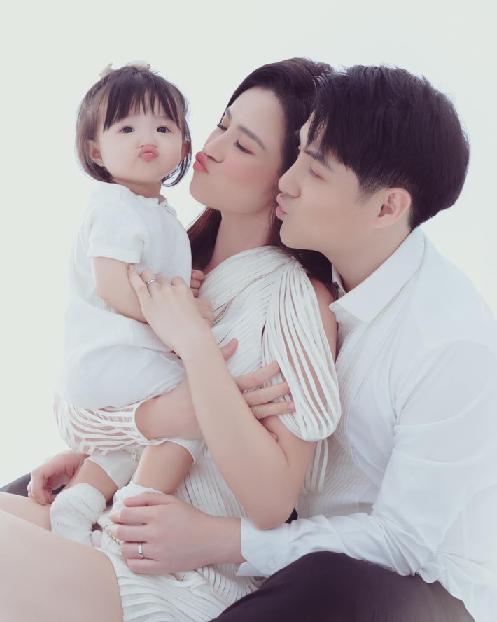 Con gái Đông Nhi xúng xính áo dài khoe lì xì Tết, biểu cảm hài hước khiến khán giả phì cười - Ảnh 5.