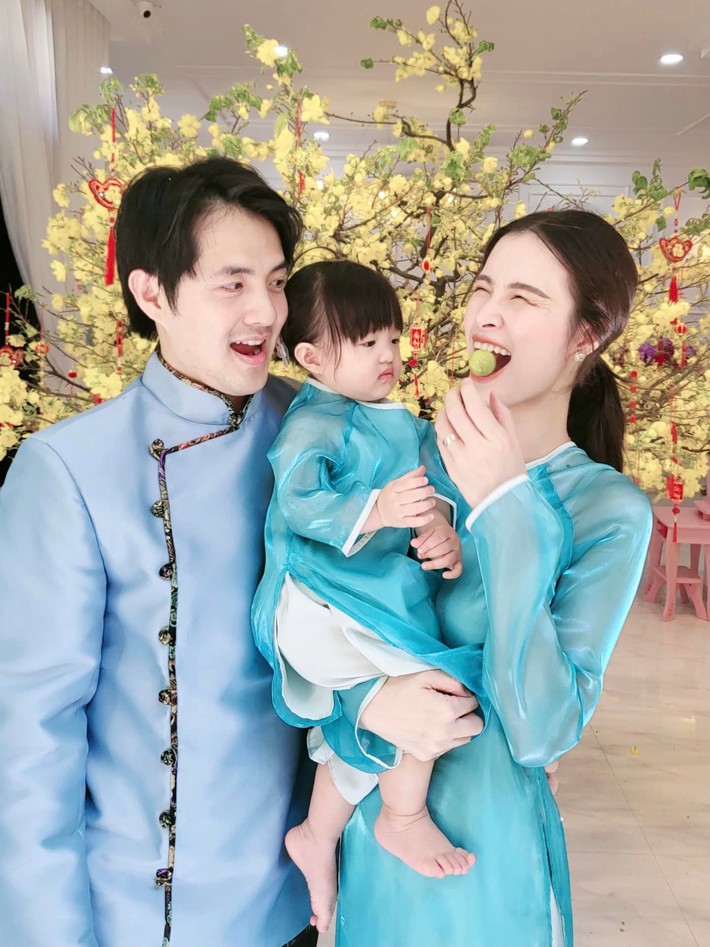 Con gái Đông Nhi xúng xính áo dài khoe lì xì Tết, biểu cảm hài hước khiến khán giả phì cười - Ảnh 4.