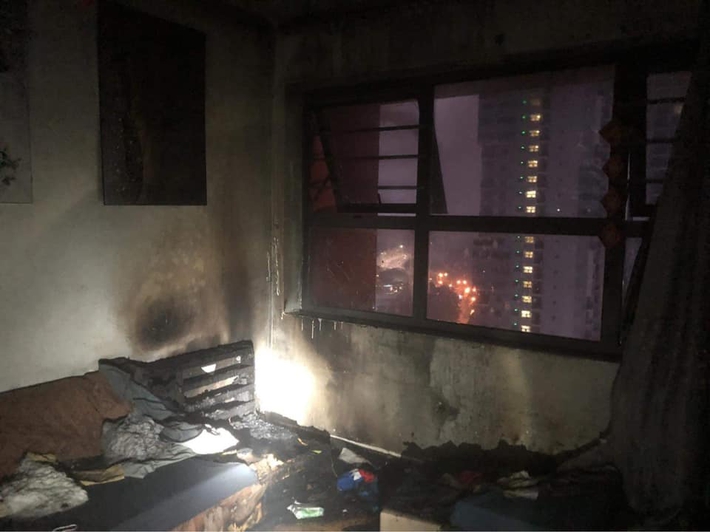 Hà Nội: Cháy chung cư cao cấp lúc rạng sáng, kịp thời cứu 3 người - Ảnh 2.