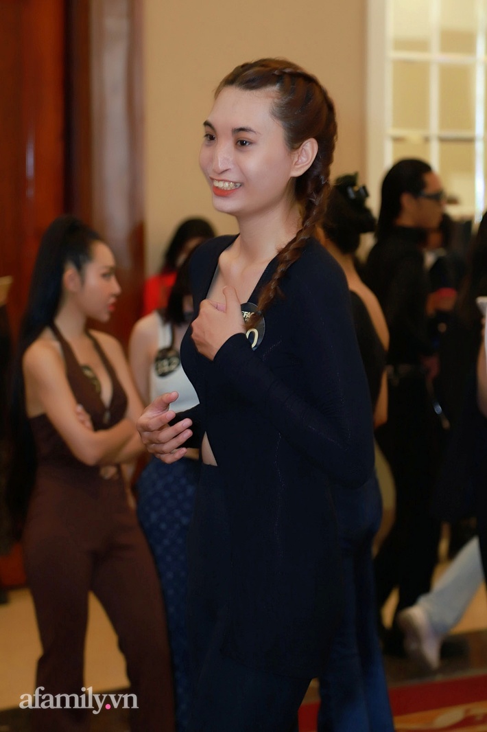 Anh Thư chiếm spotlight với màn ẵm heo, Vũ Thu Phương thần thái như 