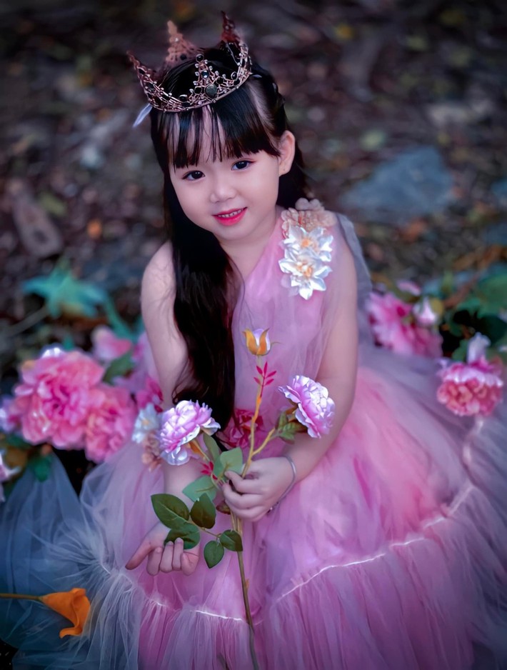 Đổ gục trước nhan sắc thiên thần của bé gái 5 tuổi đi săn mây ở Đà Lạt khiến ai cũng muốn có một cô con gái như này  - Ảnh 5.