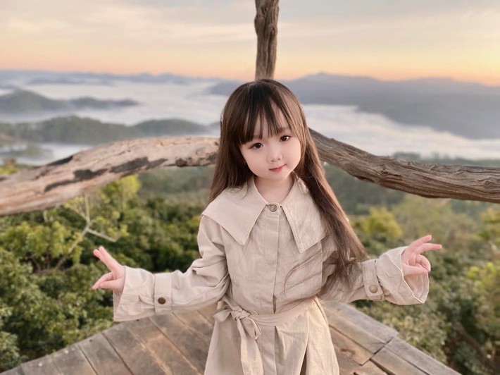 Đổ gục trước nhan sắc thiên thần của bé gái 5 tuổi đi săn mây ở Đà Lạt khiến ai cũng muốn có một cô con gái như này  - Ảnh 1.
