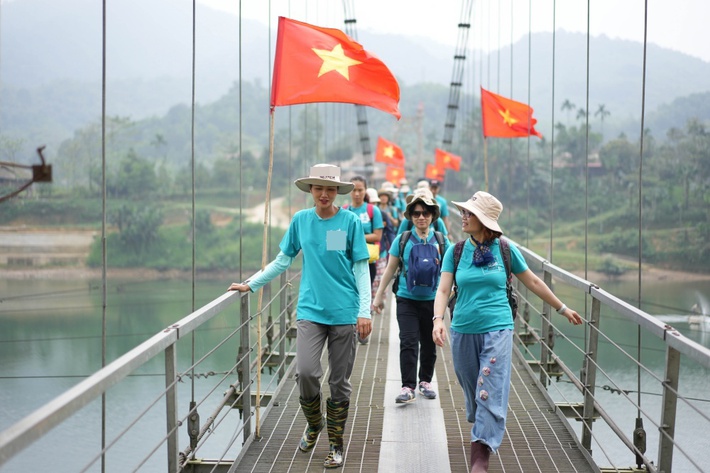 Hoa hậu H'Hen Niê đi trồng cây gây rừng vẫn đẹp mộng mơ đúng chuẩn người con núi rừng - Ảnh 1.