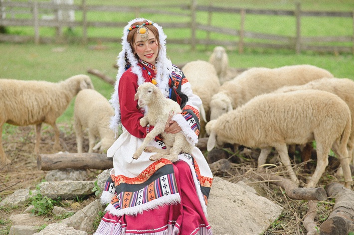 Quỳnh Nga hóa mỹ nhân Mông Cổ ôm cừu, bắn cung, hé lộ vai diễn đóng chung với Việt Anh trong phim thế sóng 