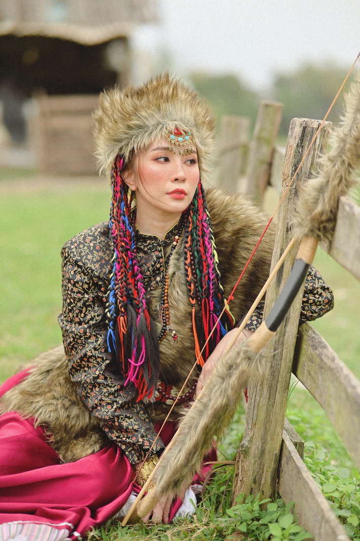 Quỳnh Nga hóa mỹ nhân Mông Cổ ôm cừu, bắn cung, hé lộ vai diễn đóng chung với Việt Anh trong phim thế sóng 