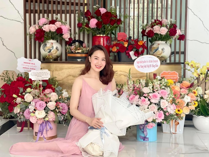 Hồng Diễm xinh đẹp trong ngày sinh nhật, hé lộ quà của Phương Oanh và cả hình ảnh liên quan giải thưởng VTV Awards - Ảnh 1.