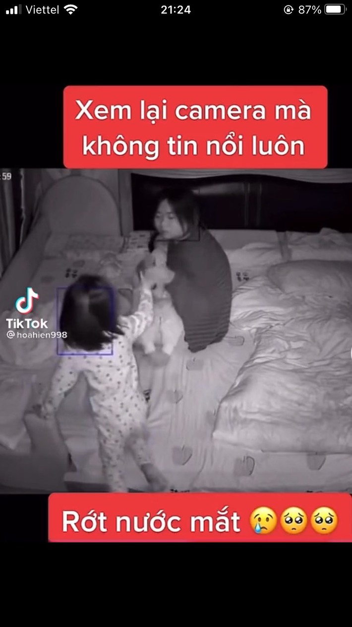 Em bé làm hành động này khi mẹ dỗ em nhỏ ngủ, khi xem lại camera bà mẹ bật khóc nức nở vì quá thương con - Ảnh 2.