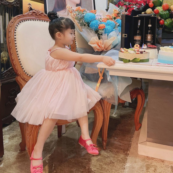 Con gái Diệp Lâm Anh mới 4 tuổi mà sở hữu đôi chân dài thế này, dự là tương lai đẹp chẳng kém mẹ - Ảnh 4.