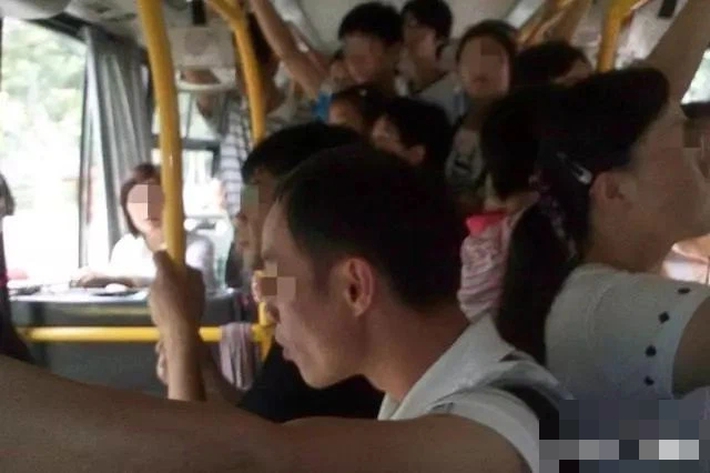 Bé trai trên xe đột nhiên kêu đau bụng, người mẹ kiểm tra rồi gọi cảnh sát, hành khách khen hết lời: &quot;Đứa trẻ thông minh thật&quot; - Ảnh 2.
