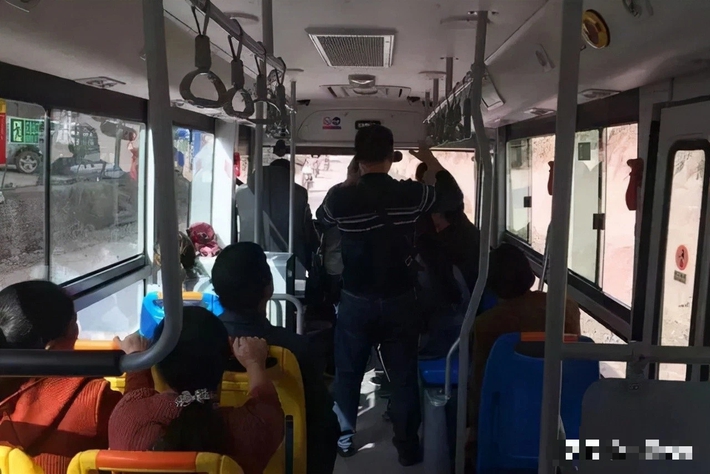 Bé trai trên xe đột nhiên kêu đau bụng, người mẹ kiểm tra rồi gọi cảnh sát, hành khách khen hết lời: &quot;Đứa trẻ thông minh thật&quot; - Ảnh 1.