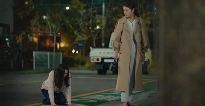 Tuổi 39 tập 6: Kiêu hãnh là thế, Son Ye Jin lại quỳ gối thảm hại van xin bà cả đừng đánh ghen, cảnh phim khiến ai nấy bật khóc - Ảnh 3.