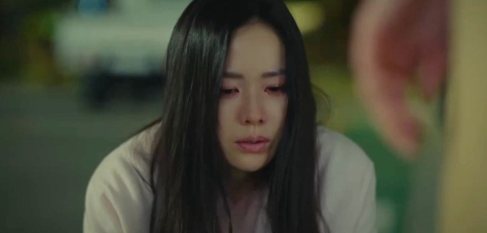 Tuổi 39 tập 6: Kiêu hãnh là thế, Son Ye Jin lại quỳ gối thảm hại van xin bà cả đừng đánh ghen, cảnh phim khiến ai nấy bật khóc - Ảnh 2.