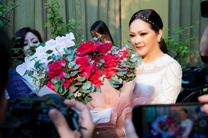 Đến chúc mừng Như Quỳnh, bà xã Chí Tài khiến nhiều người xúc động khi chia sẻ lý do về Việt Nam thay chồng làm việc này - Ảnh 2.
