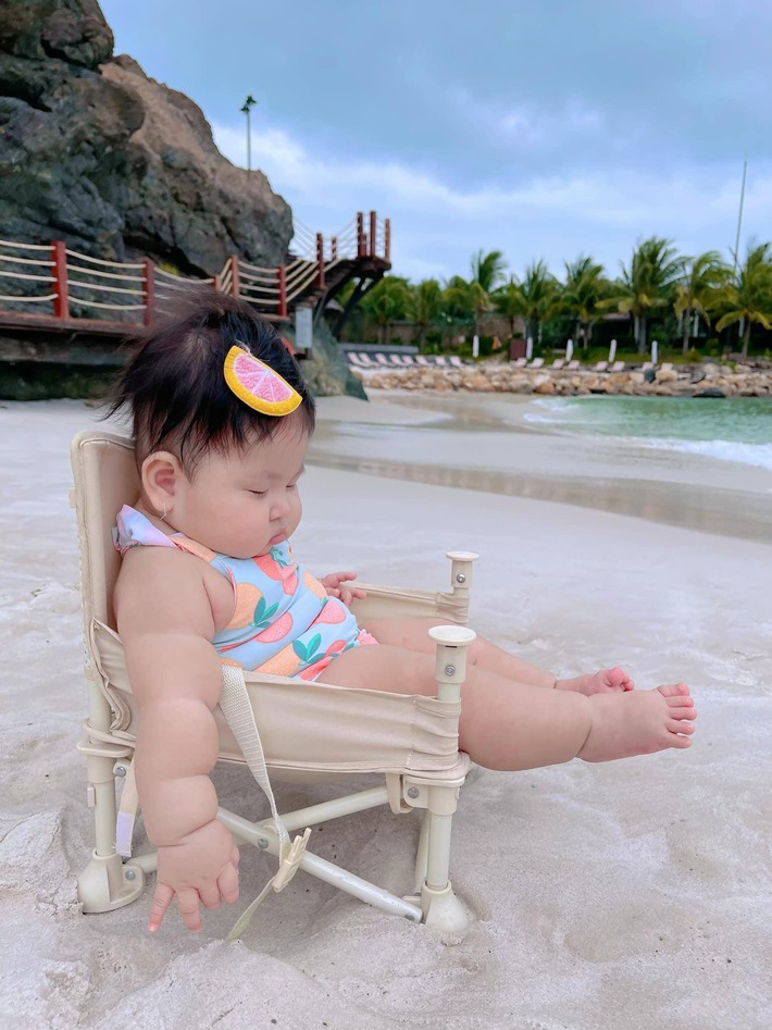 Đang đi bơi mà cơn buồn ngủ ập tới bất thình lình, em bé 7 tháng tuổi khiến dân mạng phát sốt khi ngủ gật bên bãi biển Nha Trang - Ảnh 3.