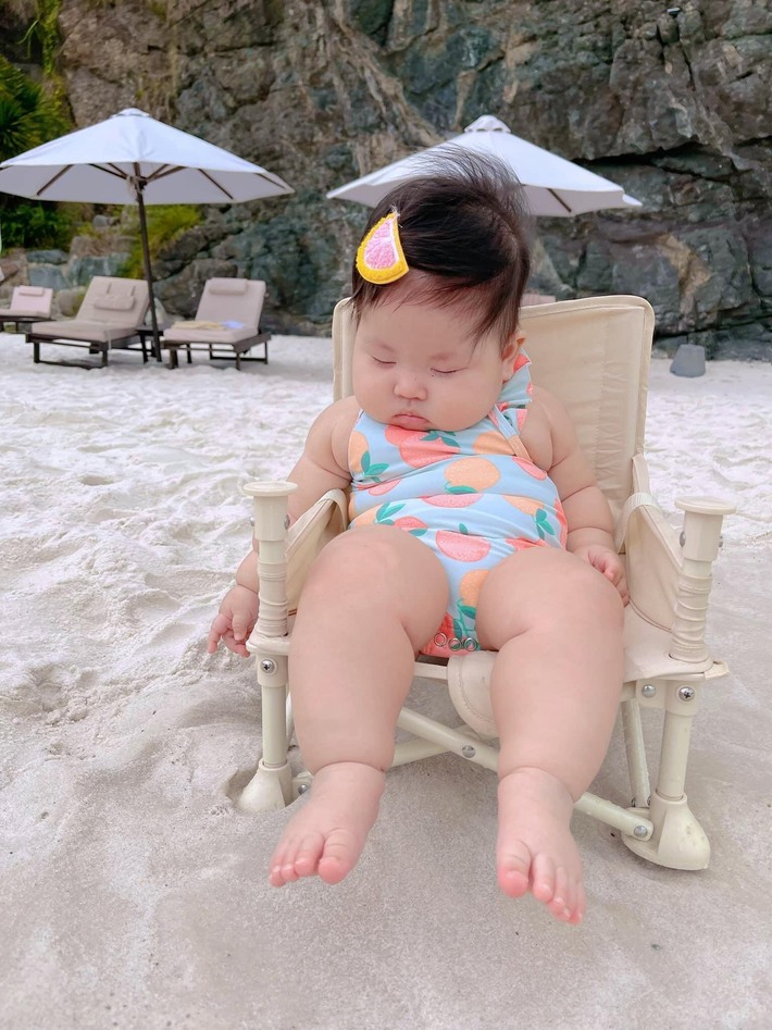 Đang đi bơi mà cơn buồn ngủ ập tới bất thình lình, em bé 7 tháng tuổi khiến dân mạng phát sốt khi ngủ gật bên bãi biển Nha Trang - Ảnh 4.