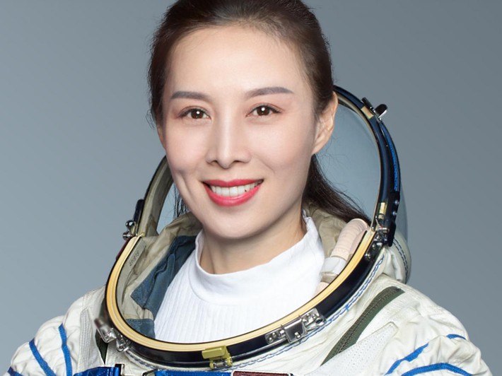 Tàu vũ trụ Thần Châu 13 trở về Trái Đất, nữ phi hành gia đầu tiên của Trung Quốc lên tiếng qua màn ảnh nhỏ: “Con gái, mẹ về rồi đây!