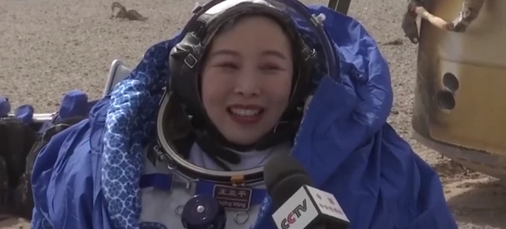 Tàu vũ trụ Thần Châu 13 trở về Trái Đất, nữ phi hành gia đầu tiên của Trung Quốc lên tiếng qua màn ảnh nhỏ: “Con gái, mẹ về rồi đây!