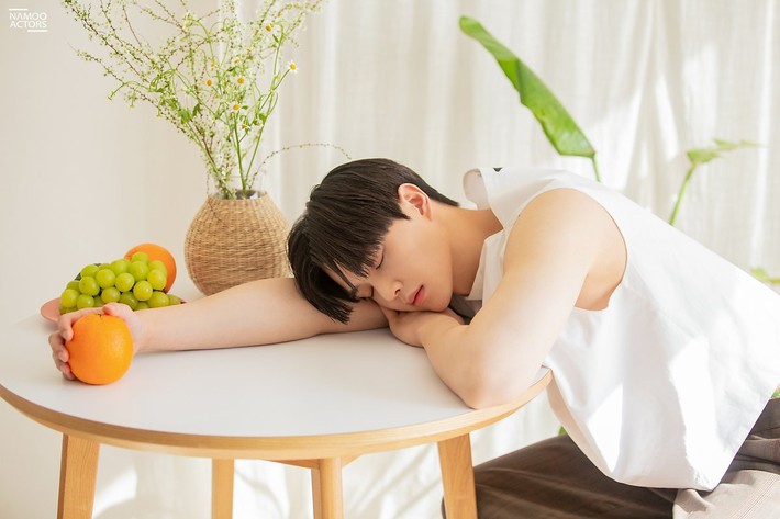 Song Kang và tấm hình &quot;trai đẹp ngủ trên bàn&quot;: Hoa và nắng đều chỉ làm nền cho anh - Ảnh 1.