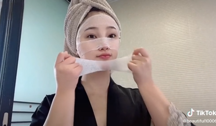 Mẹ bỉm tranh thủ lúc con ngủ để skincare và đắp mặt thư giãn