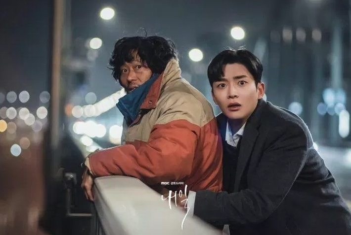 Phim của Kim Hee Sun mở màn: Chị đại lột xác quá đỉnh, câu chuyện giải cứu những người muốn tự tử chạm tới trái tim - Ảnh 2.