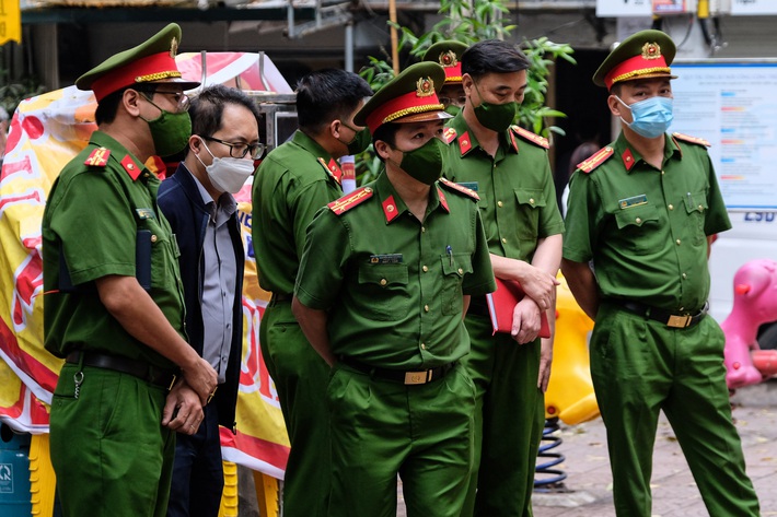 Công an thông tin nguyên nhân vụ cháy khiến 5 người tử vong: Cháy do chập điện ắc quy ở chiếc xe máy để trong nhà - Ảnh 2.