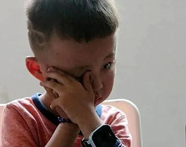 Con trai 7 tuổi bị đuổi học sau 1 tuần đến trường, người mẹ tức giận nhưng nghe xong chẩn đoán của bác sĩ liền phải cảm ơn giáo viên - Ảnh 4.